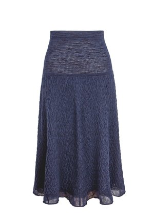 Midi sukňa námorníckej modrej farby s textúrovanou tkaninou, širokým pásom a jemne rozšíreným lemom.