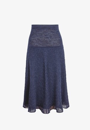 Midi suknja tamnoplave boje s teksturiranim tkanjem, širokim pojasom i suptilno proširenim rubom.