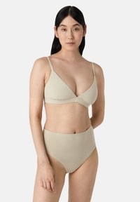 Béžový bikini set s trojúhelníkovým braletem a vysokým pasem; vyrobeno z hladkého, pružného materiálu; jednoduchý design bez vzorů nebo akcentů.