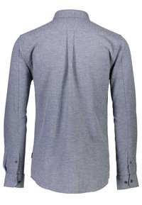 Męska koszula z długim rękawem z mieszanki bawełny, w jasnoniebieskim melanżowym kolorze, z guzikami przy mankietach, rozłożonym kołnierzykiem, plisą na plecach i zaokrąglonym dołem.