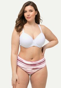 Witte gewatteerde beha met verstelbare bandjes en een centrale strik. Hoge taille slip in het roze met horizontale strepen in verschillende tinten.