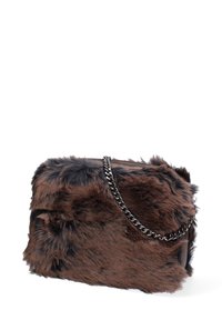 Borsa in pelliccia sintetica nei toni del marrone e nero, con una superficie testurizzata, forma rettangolare e una tracolla in catena argentata per il trasporto.