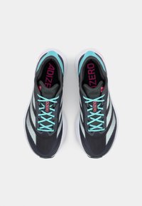 Zwarte hardloopschoenen met turkooisaccenten, lichtgewicht mesh bovenwerk, gestructureerd patroon, witte tussenzool en een roze logo op de inlegzool.