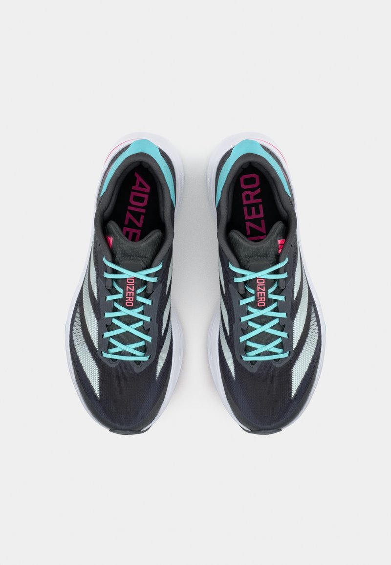 Zapatillas de correr negras con detalles en turquesa, parte superior de malla ligera, patrón texturizado, media suela blanca y logotipo rosa en la plantilla.
