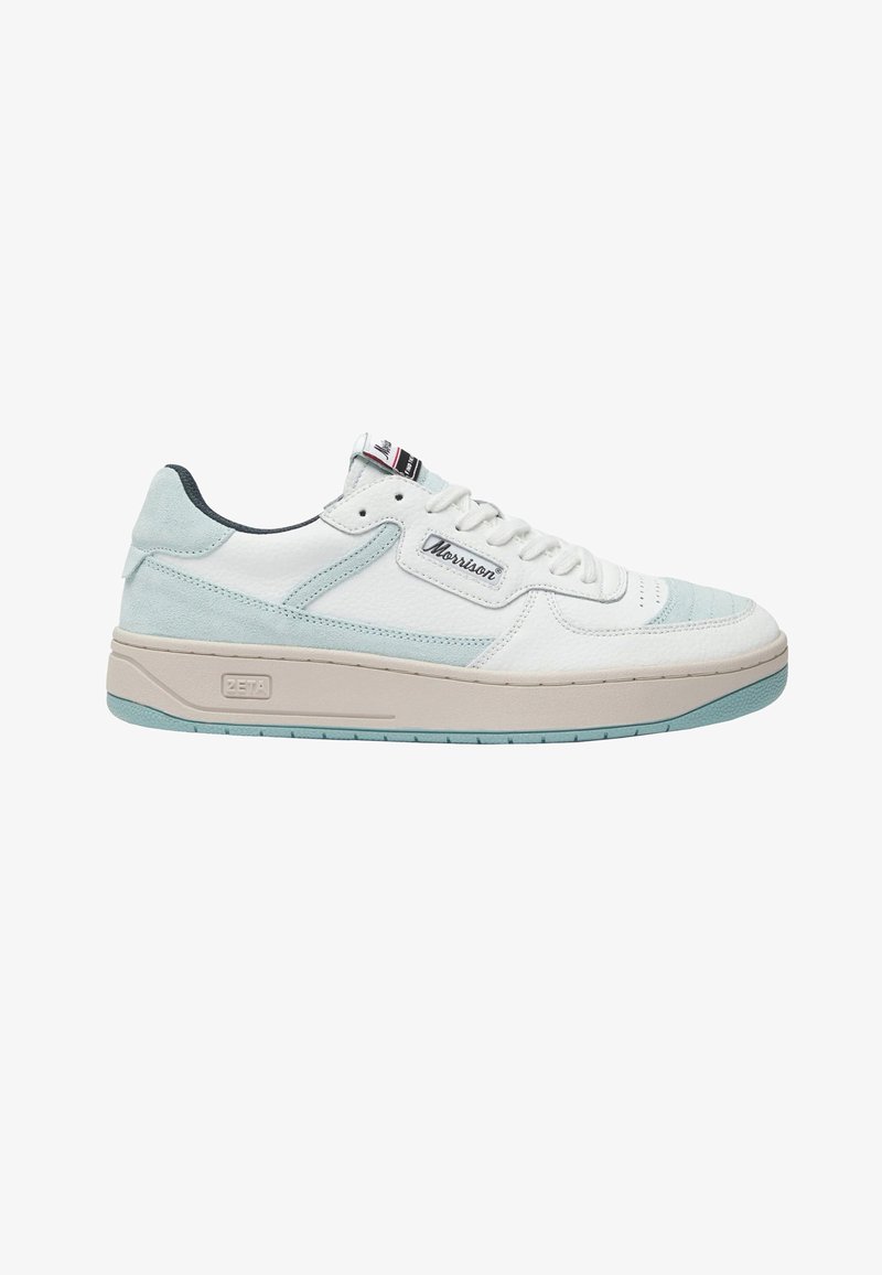 Baskets blanches basses avec des accents en daim bleu clair, semelle beige, lacets blancs et marquage « Morrison » sur le côté et la languette.