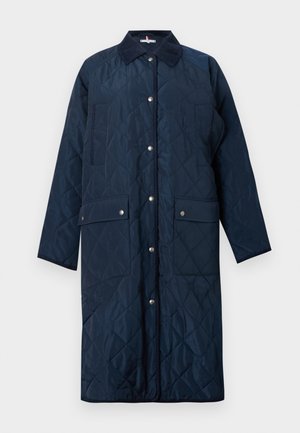 Manteau long matelassé de couleur marine avec col, boutons-pression et deux poches avant ; confectionné dans un tissu lisse et résistant avec un motif en losanges texturé.
