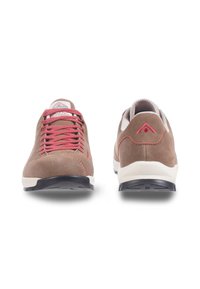 Braune Wildlederschuhe mit roten Schnürsenkeln, weißen Akzenten und einer strukturierten schwarzen Sohle; stromlinienförmiges Design mit minimaler Naht und Logo-Akzenten.