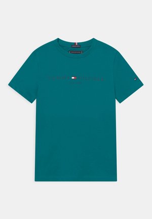 Tyrkis kortærmet bomulds-T-shirt med rund halsudskæring, Tommy Hilfiger-logo og teksten "Tommy Hilfiger EST. 1985" på frontens midte.