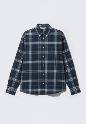Camisa de cuadros azul marino de algodón con mangas largas, cuello abotonado, botones blancos y un bolsillo en el pecho, con un patrón de cuadros.