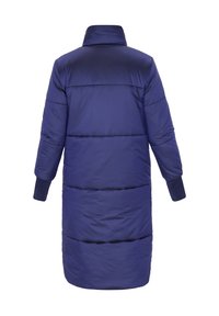 Granatowa pikowana kurtka z wysokim kołnierzem, długimi rękawami i poziomym przeszyciem. Charakteryzuje się smukłą sylwetką i ściągaczami przy mankietach dla lepszego ocieplenia.