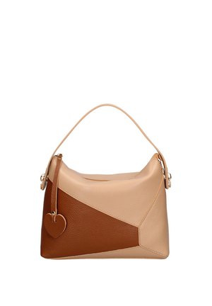 Borsa a mano in pelle bicolore beige e marrone con un unico manico superiore e un piccolo charm in pelle a forma di cuore appeso sul lato.