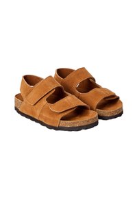 Sandales en suède marron avec deux larges brides, bout ouvert et semelle en liège. Semelle texturée pour une meilleure adhérence. Fermetures Velcro ajustables pour un bon ajustement.