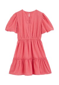 Vestido coral con mangas cortas abullonadas, cinturilla elástica y dobladillo de volantes en capas. Tejido texturizado con patrones sutiles. Cierre en la parte posterior con botones.