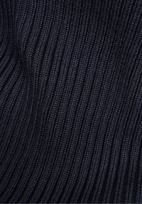 Granatowy dzianinowy materiał z pionową teksturą prążkową, wykonany z miękkiej przędzy. Skupione na głębokim kolorze, równym ściegu i wyraźnym wzorze.