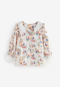 Kwiecista bluzka z lekkiego materiału z falbanianymi rękawami, białymi koronkowymi dodatkami, okrągłym kołnierzem oraz kolorowymi ilustracjami natury i postaci.