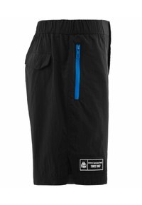 Schwarze Shorts mit einer blauen Reißverschlusstasche, elastischem Bund, seitlichem Schlitz und einem weißen Etikett am Saum mit der Aufschrift "Seit 1967." Leichtes Material.