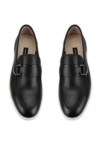 Zwart leren instap schoenen met een gladde afwerking, voorzien van een decoratieve band en zilverkleurige gesp, op een witte rubberen zool.