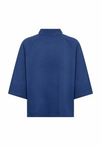 Marineblauwe cropped jas met brede mouwen tot de elleboog en een korte, hoge kraag, van achteren getoond op een witte achtergrond.