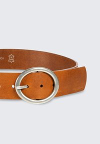 Brauner Ledergürtel mit einer breiten, ovalen metallischen Schnalle. Der Gürtel hat eine glatte Textur mit einigen Nähdetails und Löchern zur Anpassung.