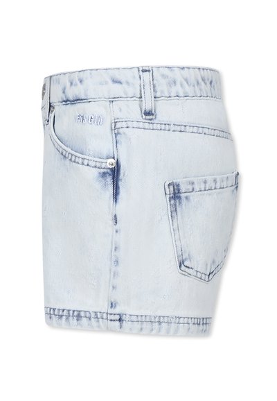Shorts en denim bleu clair avec une texture déchirée, design à cinq poches et fermeture éclaire. Présente un logo sur la taille arrière.