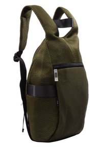 Mochila hecha de material de malla verde con un bolsillo con cremallera. Cuenta con correas ajustables y un diseño redondeado y asimétrico.