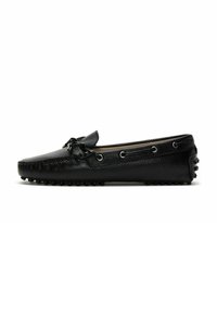 Zapato mocasín de cuero negro con puntera redondeada, detalle de cordones en la parte delantera y superficie texturizada. Cuenta con ojetes metálicos y detalles de suela de goma.