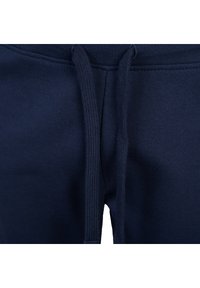 Granatowe dresy o miękkiej fakturze. Posiadają elastyczny pas, sznurki do ściągania oraz przeszycia. Prosty, funkcjonalny design.