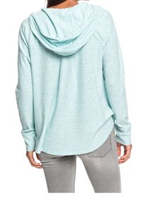 Hellblaues Kapuzen-Sweatshirt mit lässigem Schnitt. Weicher, strukturierter Stoff, lange Ärmel und abgerundeter Saum. Sichtbare Nähte an der Kapuze.