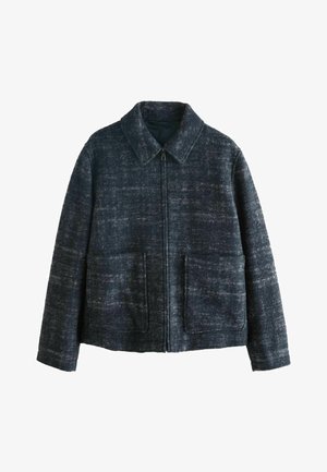 Mörkgrå jacka med dragkedja, krage, långa ärmar och två stora framfickor, tillverkad av ett strukturerat ull-liknande tyg.