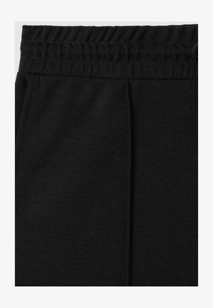 Czarne spodnie dresowe z elastycznym pasem, dwoma plisami z przodu oraz gładką, teksturowaną tkaniną.