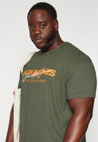 Jack & Jones JJALVIS TEE CREW NECK 3 PACK - Potiskana majica - kombu green/navy blazer/black