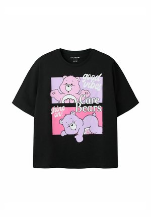 Czarna koszulka z krótkim rękawem z różowymi i fioletowymi grafikami Care Bears oraz tekstem mówiącym "good vibes," "Care Bears," i "shine on!"