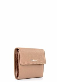 Portafoglio compatto e texturizzato di colore beige con una patta liscia, dettagli in logo argentato e molteplici scomparti per carte e contante.