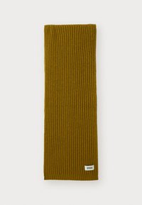 Bufanda de color mostaza amarilla con canalé, hecha de un material de punto texturizado, que presenta una etiqueta con el logotipo en la parte inferior. Forma rectangular con un patrón uniforme.