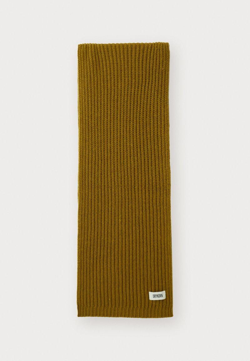 Bufanda de color mostaza amarilla con canalé, hecha de un material de punto texturizado, que presenta una etiqueta con el logotipo en la parte inferior. Forma rectangular con un patrón uniforme.