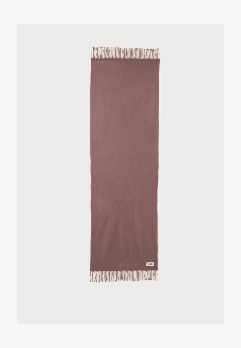 Écharpe rectangulaire mauve douce avec des bords à franges aux deux extrémités et une petite étiquette blanche dans un coin.