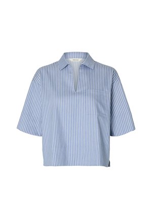 Světlomodrá košile s krátkým rukávem s bílými svislými pruhy, límečkem, výstřihem do V a náprsní kapsou na levé straně.