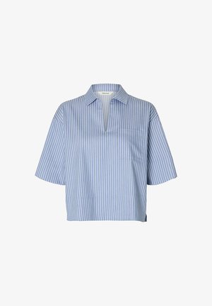 Chemise bleu clair à manches courtes avec des rayures verticales blanches, un col, une ouverture en V et une poche poitrine sur le côté gauche.