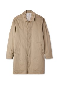 Cappotto lungo beige con colletto alto, chiusura frontale con bottoni e due tasche laterali. Il tessuto appare liscio con una leggerissima texture opaca.