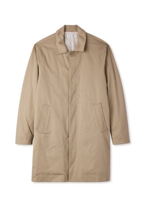 Cappotto lungo beige con colletto alto, chiusura frontale con bottoni e due tasche laterali. Il tessuto appare liscio con una leggerissima texture opaca.