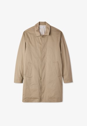 Cappotto lungo beige con colletto alto, chiusura frontale con bottoni e due tasche laterali. Il tessuto appare liscio con una leggerissima texture opaca.