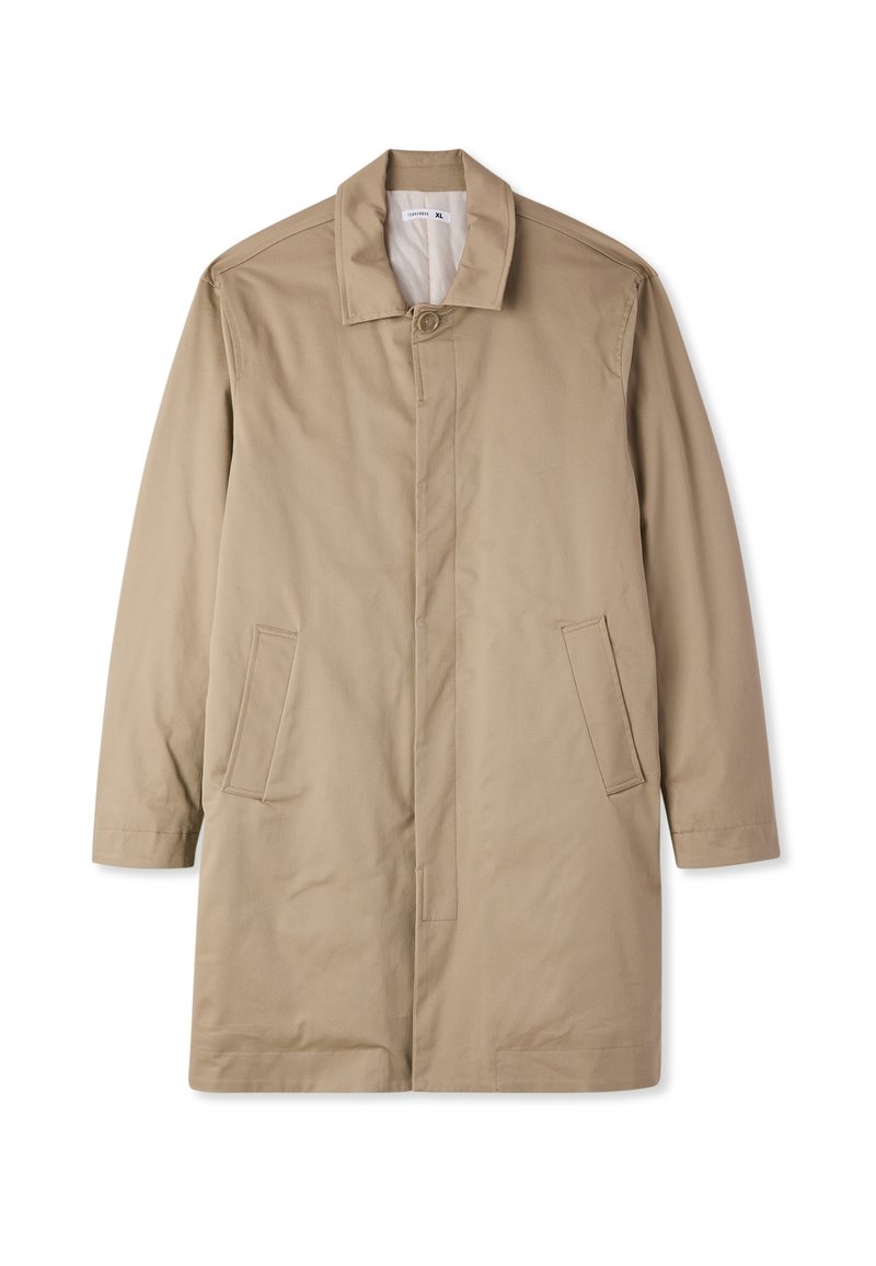 Cappotto lungo beige con colletto alto, chiusura frontale con bottoni e due tasche laterali. Il tessuto appare liscio con una leggerissima texture opaca.