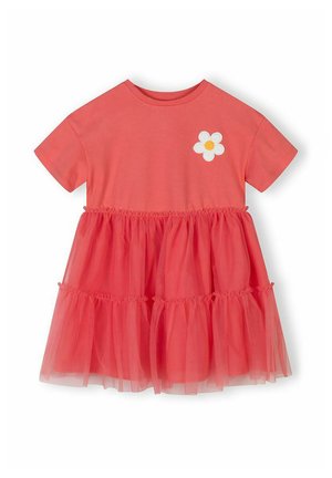 Abito corallo rosa per bambina con maniche corte, gonna in tulle a strati e margherita bianca ricamata con centro giallo sul petto.