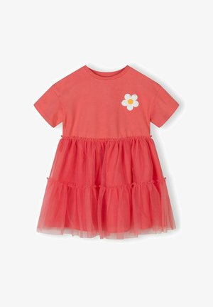 Abito corallo rosa per bambina con maniche corte, gonna in tulle a strati e margherita bianca ricamata con centro giallo sul petto.