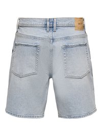 Short en jean bleu clair avec deux poches arrière, passants pour ceinture et un patch de marque en cuir beige sur la ceinture.