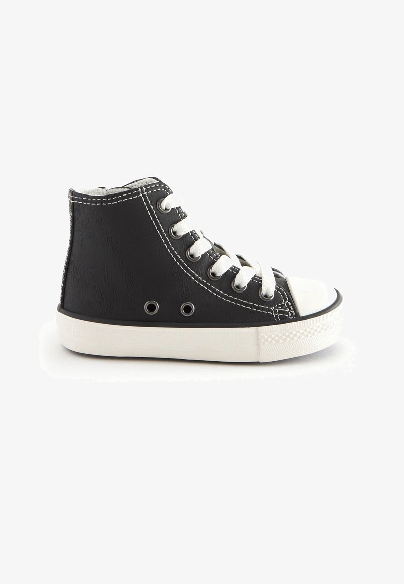 Baskets montantes noires avec tige en cuir synthétique, lacets blancs, capuchon en caoutchouc et semelle blanche avec détail de grip texturé.