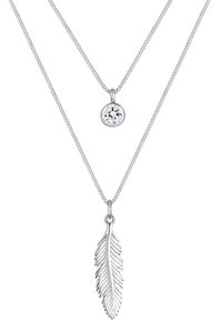 Hopeanvärinen kerroksellinen kaulakoru, jossa on pyöreä kristalliriipus ja höyhenen muotoinen, yksityiskohtaisesti teksturoitu koriste.