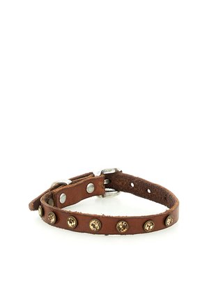 Braccialetto in pelle marrone con fibbia in metallo e piccoli borchie rotonde color ambra distribuite uniformemente lungo la fascia.