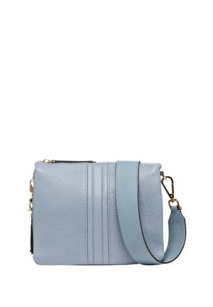 Lichtblauwe leren crossbody tas met een gestructureerde afwerking, voorzien van verticale stikselaccenten en een afneembare schouderband. Ritsluiting aan de bovenkant.
