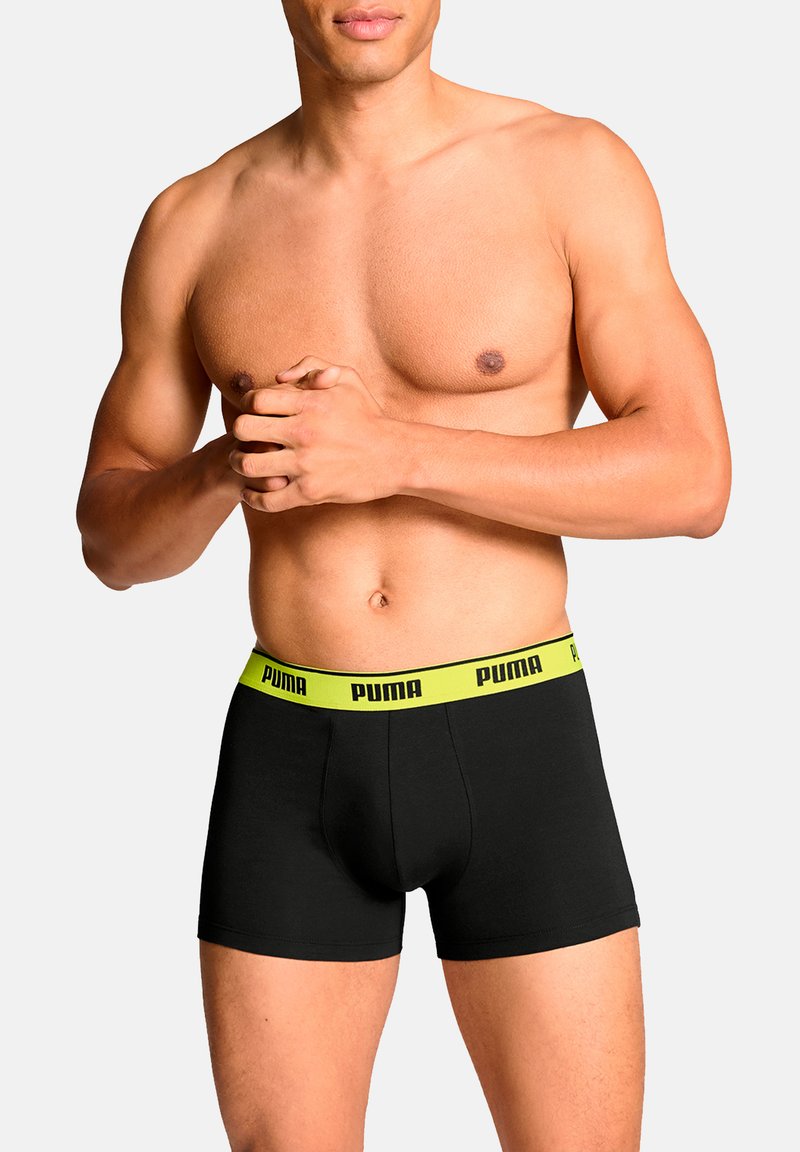 Schwarze Boxerbriefs mit einem gelben Bund, der das Puma-Logo trägt; normale Passform und glatte Textur, geeignet für den täglichen Gebrauch.